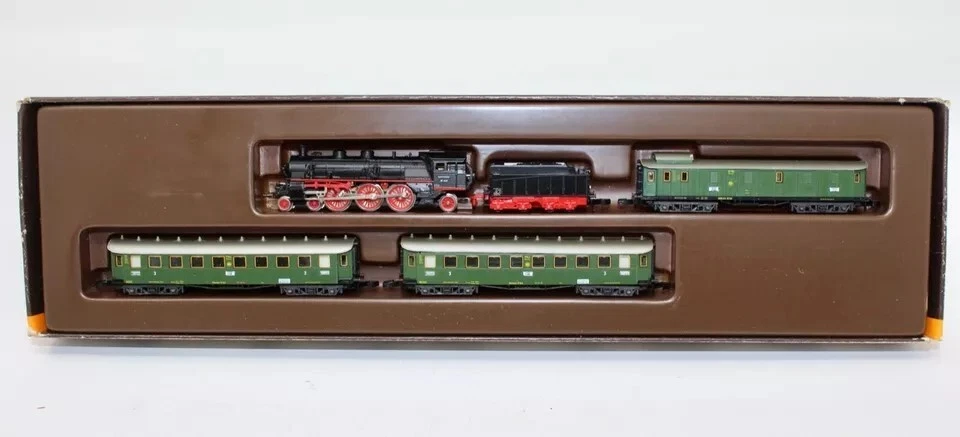 Z Marklin 8100 BR 18 Locomotive & 3-Car Passenger Set (tested) #2 - Image 2 of 4