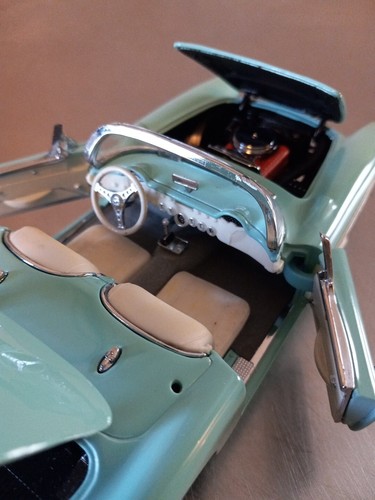 FRANKLIN MINT 1956 CHEVROLET CORVETTE MINT GREEN/BEIGE 1:24 SCALE - Picture 3 of 13