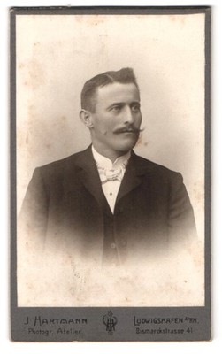 Fotografie J. Hartmann, Ludwigshafen a. Rh., Bismarckstr. 41, Portrait Herr im  