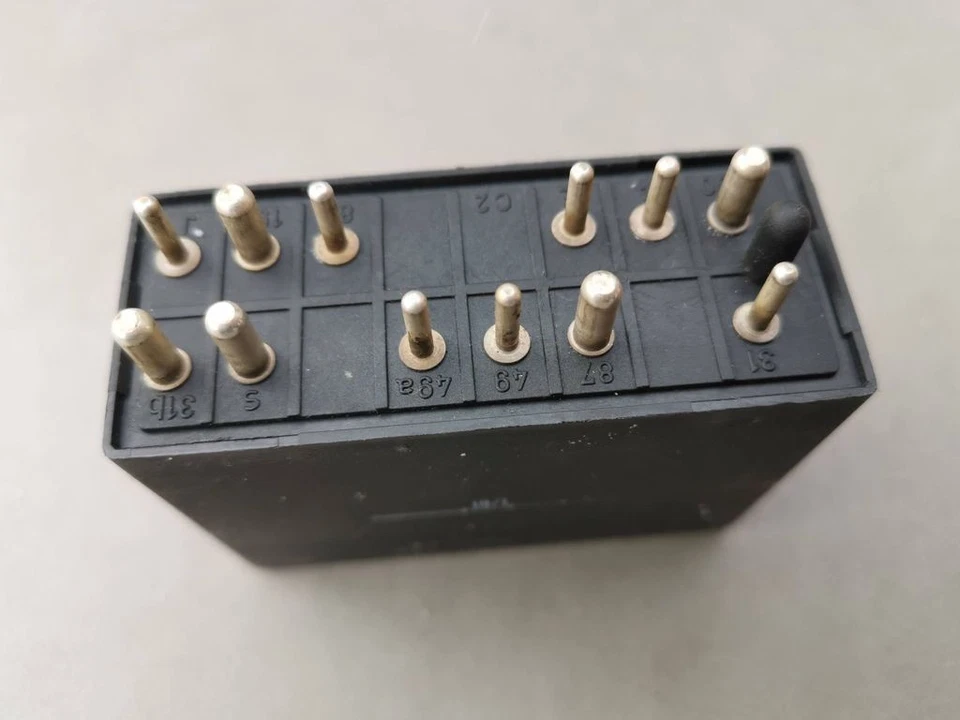 Mercedes 190 W201 1991 Altre Centraline Moduli 2018210047 AMB13739 - Immagine 2 di 3