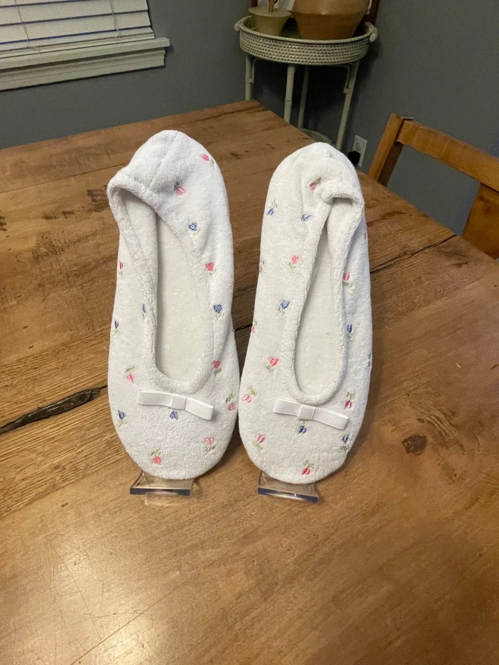 Isotoner Mujer Bordado Terry Bailarina Zapatilla, Blanco Floral L 8-9 Foto 2 de 4