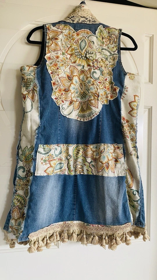 Chaleco vaquero de mezclilla reciclado Y2K boho chic borlas perlas deslumbradas y encaje     Foto 2 de 4