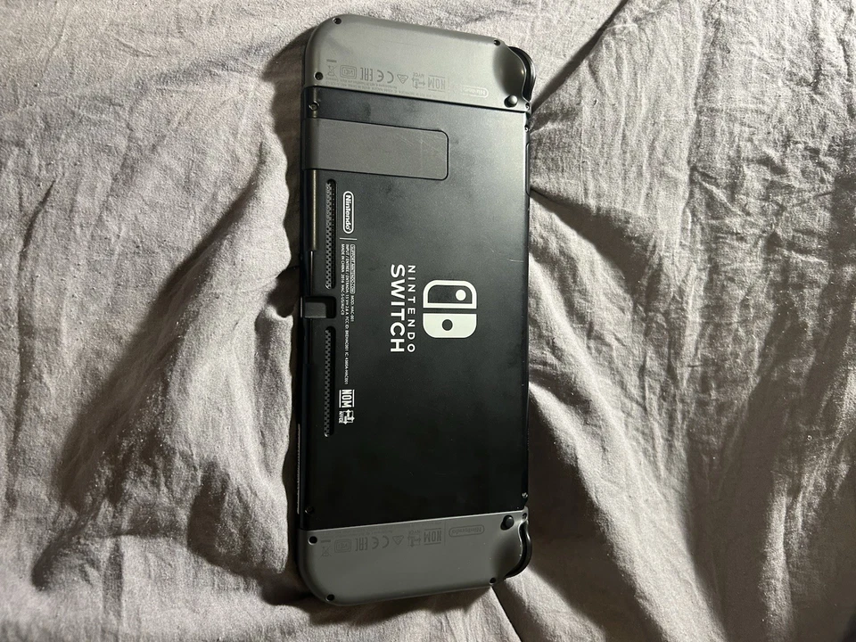 Paquete Nintendo Switch con Mario Kart, Super Smash Bros, Pokemon Sword, ¡y más! Foto 4 de 4