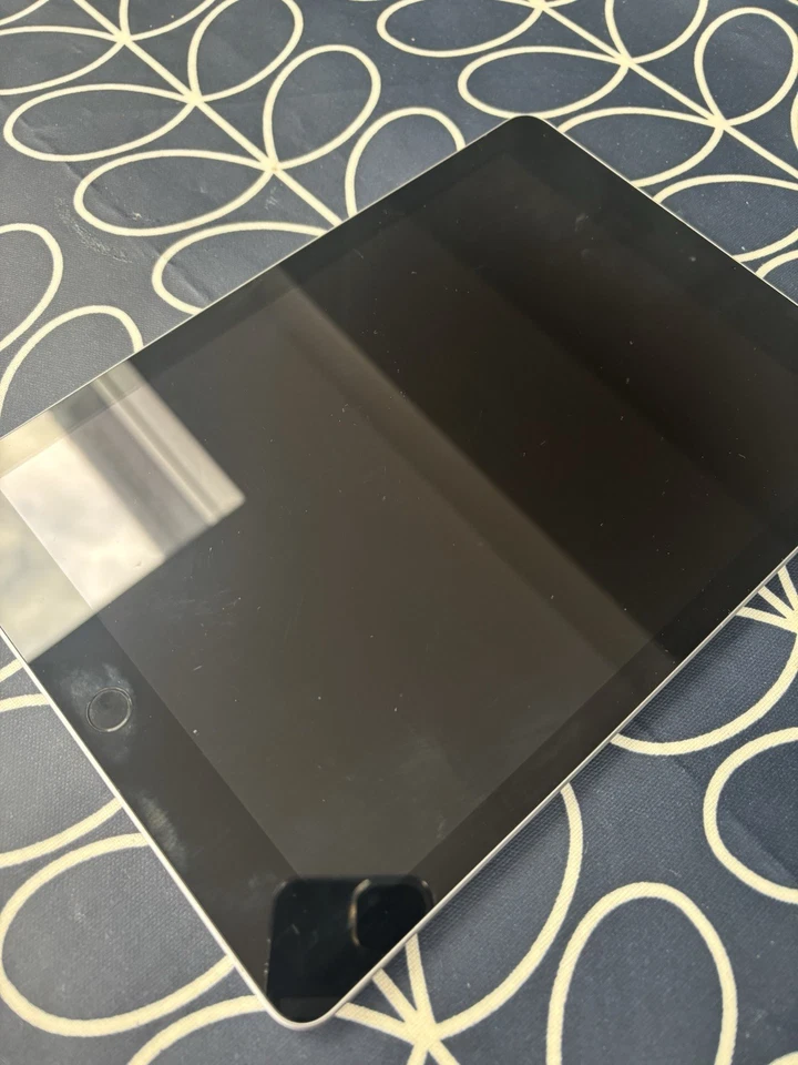 Apple iPad (6th generation) · 64GB · Wi-Fi, photo 3 of 5