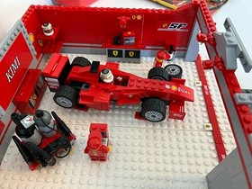 Lego 8144 Ferrari 248 F1 Team set (Raikkonen Edition)