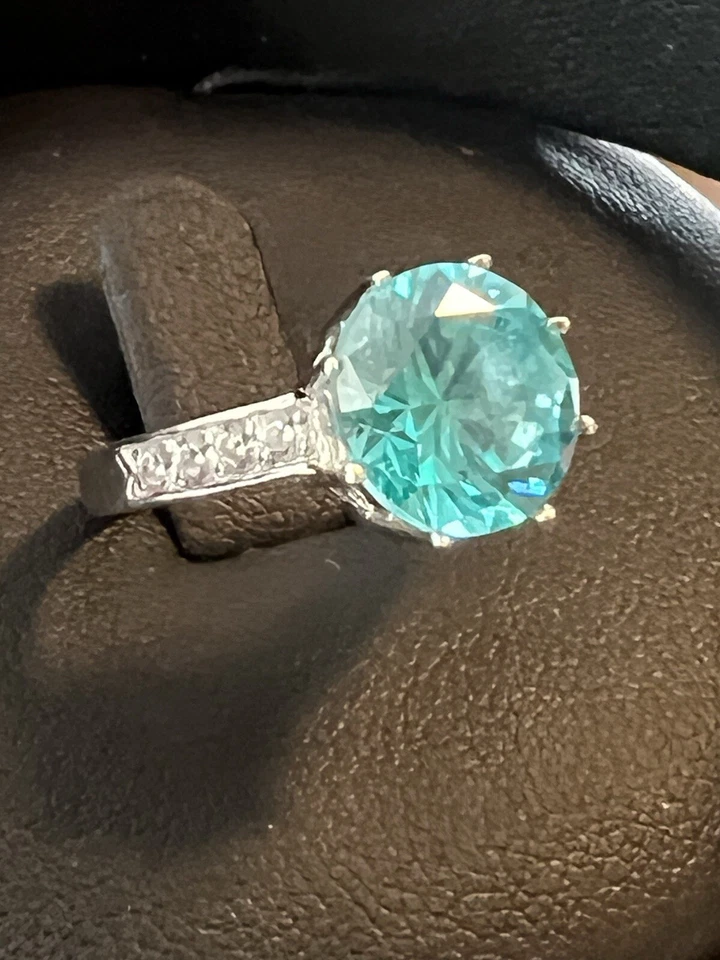 Juego solitario de piedras preciosas con piedras laterales de circonita cúbica en plata de ley - 5,75 Foto 3 de 4