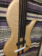Right-hand Fretless Bass 4 String  Curly Maple Lobe   Wishbass  34"  Scale 