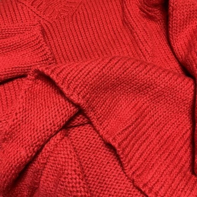 Suéter tejido Comme des Garçons rojo cuello en V, talla M, usado Foto 4 de 4