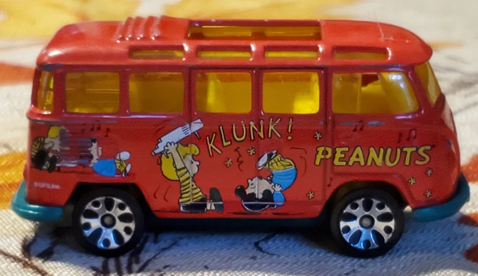 Vehículo fundido a presión Matchbox Peanuts 1998 vintage furgoneta VW roja Foto 2 de 4