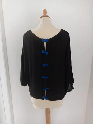Jolie blouse noir avec noeuds bleus dans le dos, Millenium, taille S, bon état - Photo 1/3