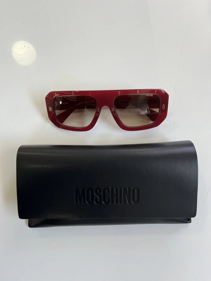 Gafas de sol Moschino color vino borgoña con logotipo patrón de letras 🕶️ Foto 2 de 4