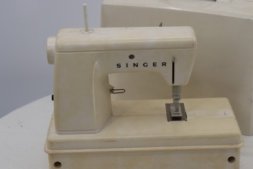 SINGER LITTLE TOUCH & SEW SEWING MACHINE MODEL 67-A -23 - Picture 9 of 10