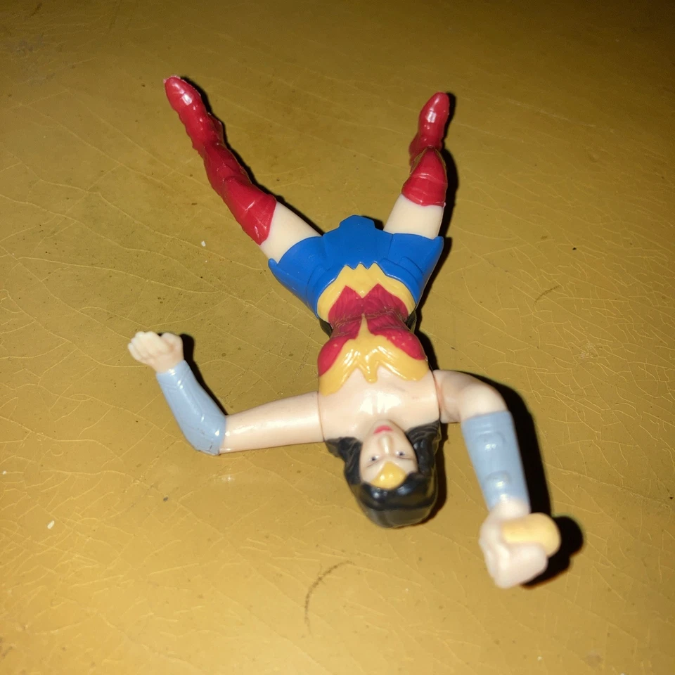 Figura de Mujer Maravilla con Brazo Mecánico DC Comics Figura De Colección  Foto 4 de 4