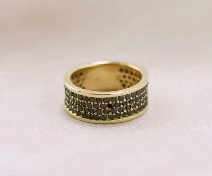 Anillo de banda de ónix negro creado en laboratorio de corte redondo de 2 quilates para hombre enchapado en oro amarillo de 14 quilates Foto 3 de 4