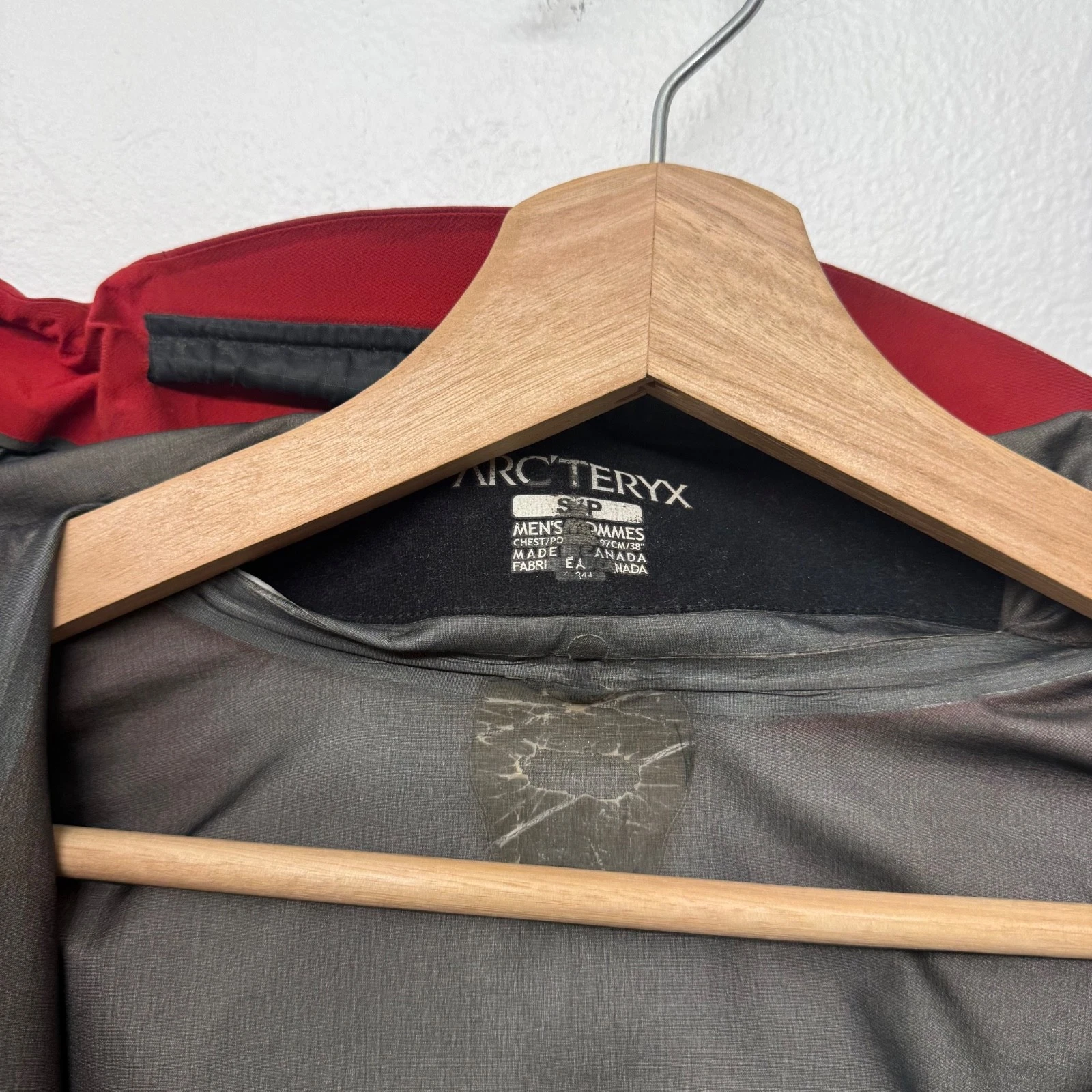 Arc'teryx Alpha SV Bordeaux Red Rain Ski Waterproof Jacket Men’s Size Small - product detail image 9