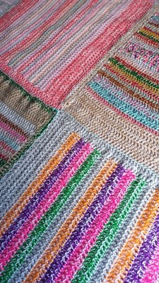 Handgestrickte DECKE groß doppelt 210cm x 198cm mehrfarbig Quadrate Handarbeit