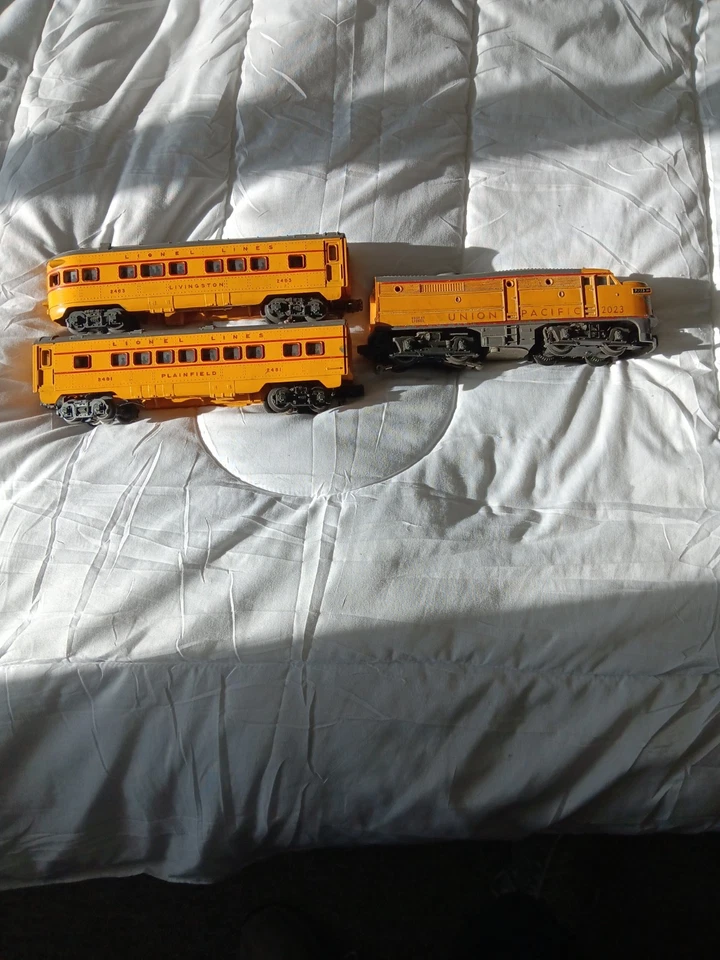 50th anniversary union pacific train engine and passenger cars in good condition - Image 3 of 3