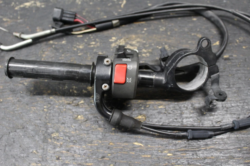 08-10 KAWASAKI NINJA ZX10R ZX10 CLIPE DIREITO NO GUIDÃO COM INTERRUPTORES FABRICANTE DE EQUIPAMENTO ORIGINAL 09 2010 - Imagem 3 de 4