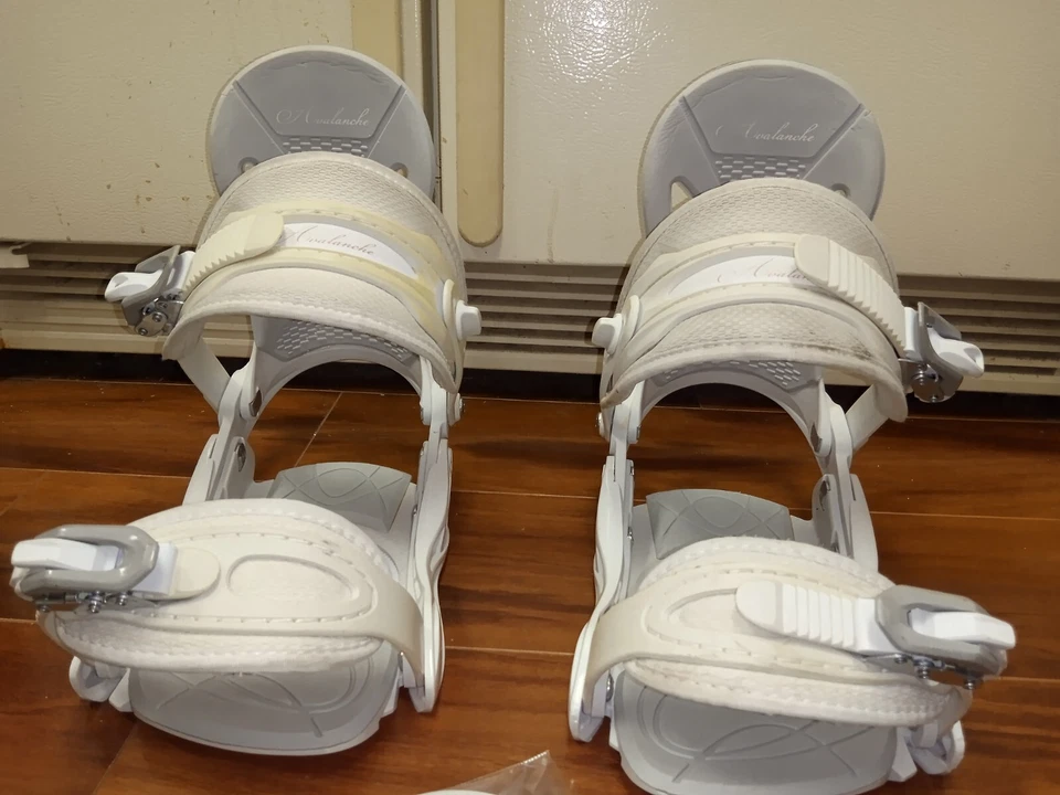 Par de fijaciones blancas de snowboard Avalanche Serenity para mujer pequeñas/medianas sin disco Foto 4 de 4