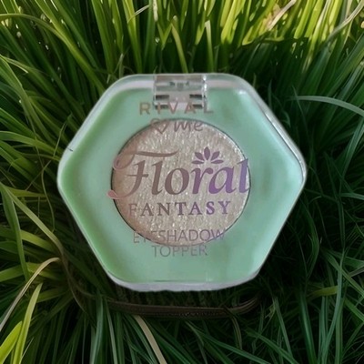 RIVAL   me Floral FANTASY Eyeshadow Topper  .