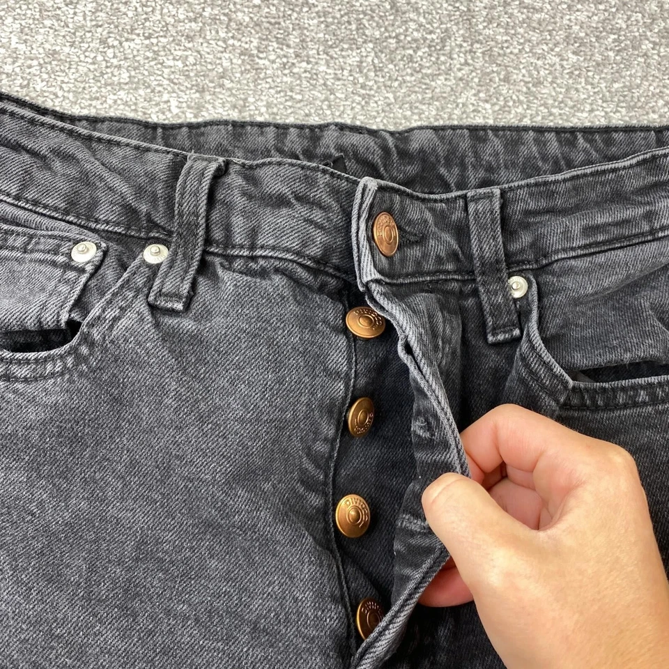 Jeans feminino reto Divided by H&M 8 preto bainha desgastada botão mosca cintura alta - Imagem 3 de 4