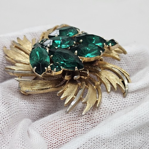 Signed CAPRI Green Stone Flower Gold Tone Vintage Brooch Jewelry Rhinestone - Picture 5 of 8