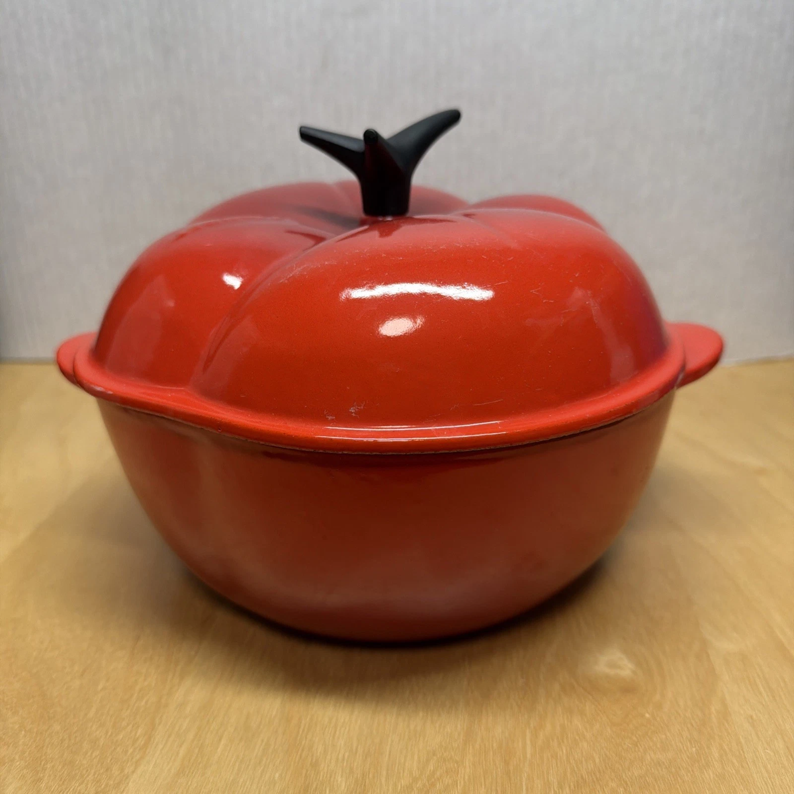 Le Creuset Enamel Cast Iron 2 Qt TOMATO RED Dutch Oven - UN-USED - NO TAG