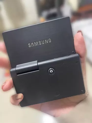 Samsung MV800 Flip-out Touch Screen Vlog Compact Digital Camera 16MP English - Picture 8 of 17