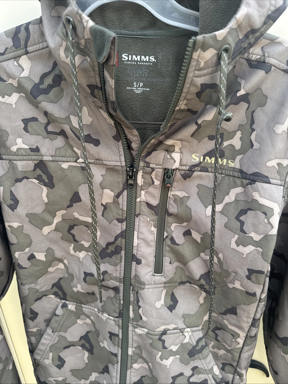 Simms Challenger Fishing Camo w/hood Full Zip Jacket Water Resistant Lined Small
Opens in a new wind