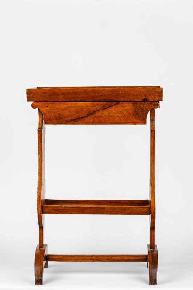 Mesa auxiliar Luis XVI de nogal Foto 3 de 4