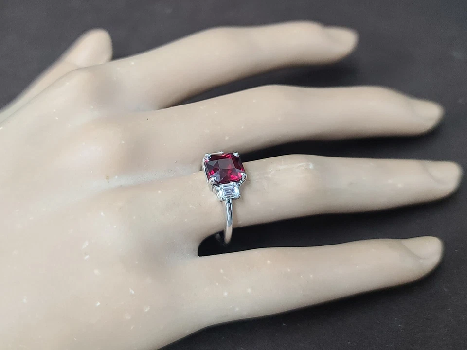 Anillo de compromiso de oro blanco de 14K de 2,54 quilates Granate rojo natural forma radiante  Foto 3 de 4