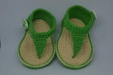 Sandali infradito neonato, uncinetto, colore verde, cinturino e bottone. Nuovo.