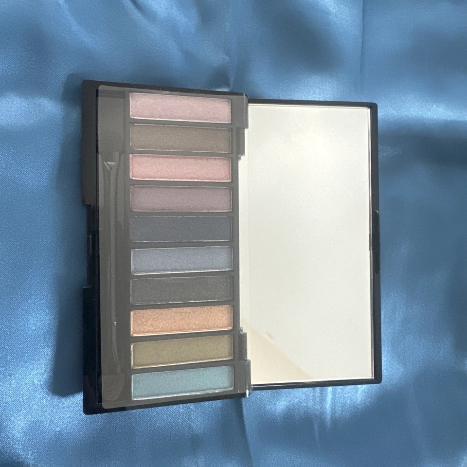Discontinued "Luxe Clutch Eyeshadow Palette"- 10 Colors - by AVON  - NIB - Image 2 of 4