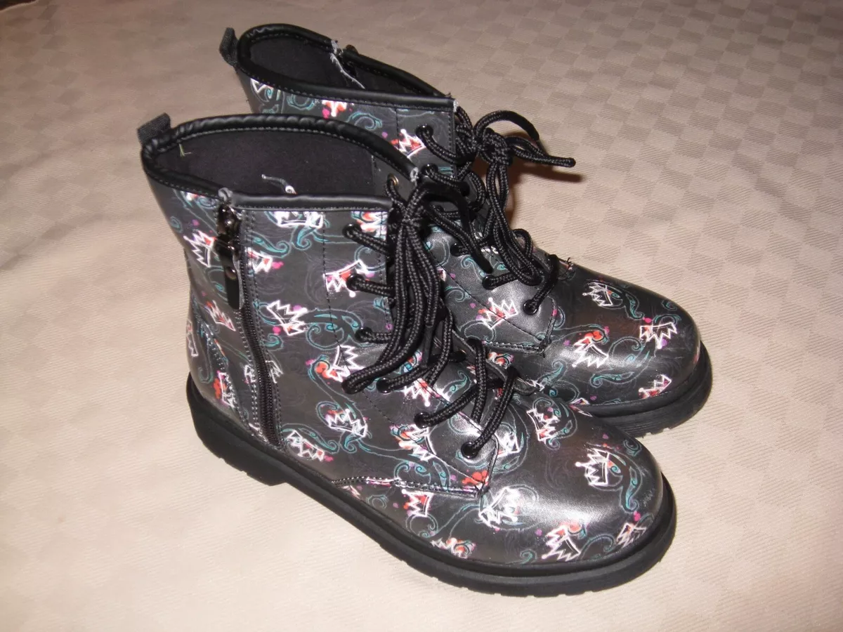 Uma descendants store boots