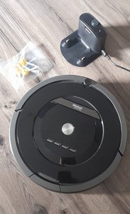 iRobot Roomba 880 mit neuem Akku, Ladestation + 4 Ersatzbürsten