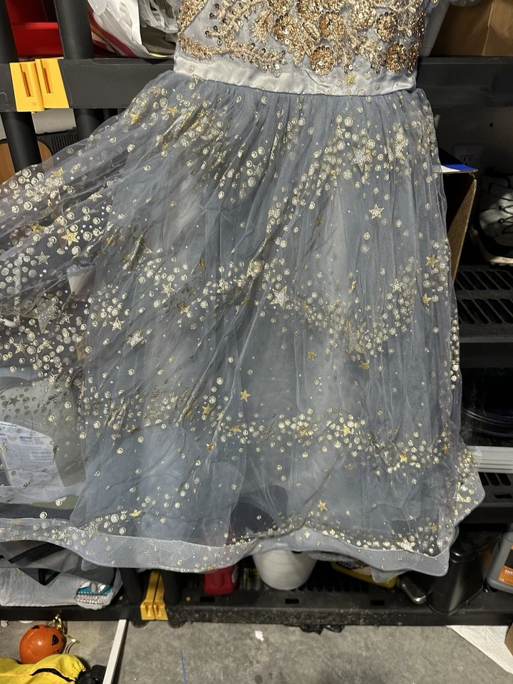 Vestido niña flor tul gris claro con lentejuelas doradas y adornos estrella. Foto 2 de 4