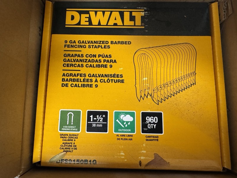 DEWALT 9 GA Galvanized Barbed Staple Gun Staples 1-1/2 in 960 Pack DFS9150B1G