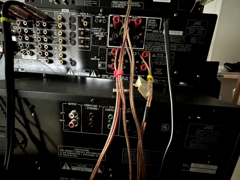 Altavoces JVC, BOSE, altavoz central JBL y sistema de entretenimiento woofer KLH Foto 4 de 4