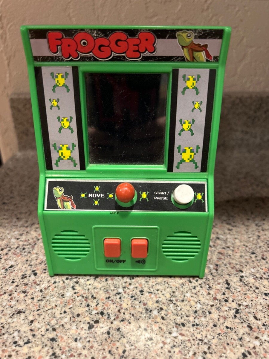 レトロゲーム　フロッガー　ミニアーケードゲーム Amazon.com: Arcade Classics - Frogger Retro Handheld Arcade