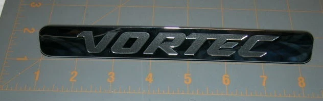 Novo Par de Emblemas Laterais de Capô Vortec Cromado GM Compatível com 2011-2014 Silverado 2500HD - Imagem 3 de 4