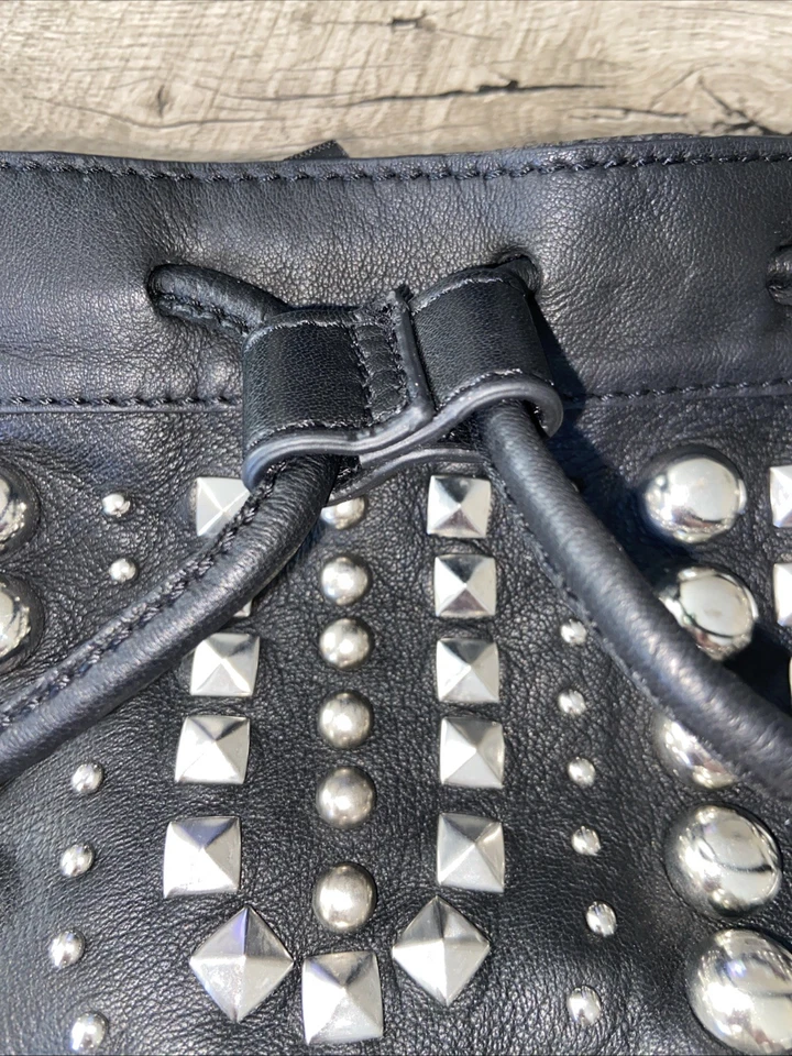 Urban Outfitters Cuero Negro con Tachuelas Plateadas Bolso Cubo Cordón Flecos Cartera Foto 2 de 4