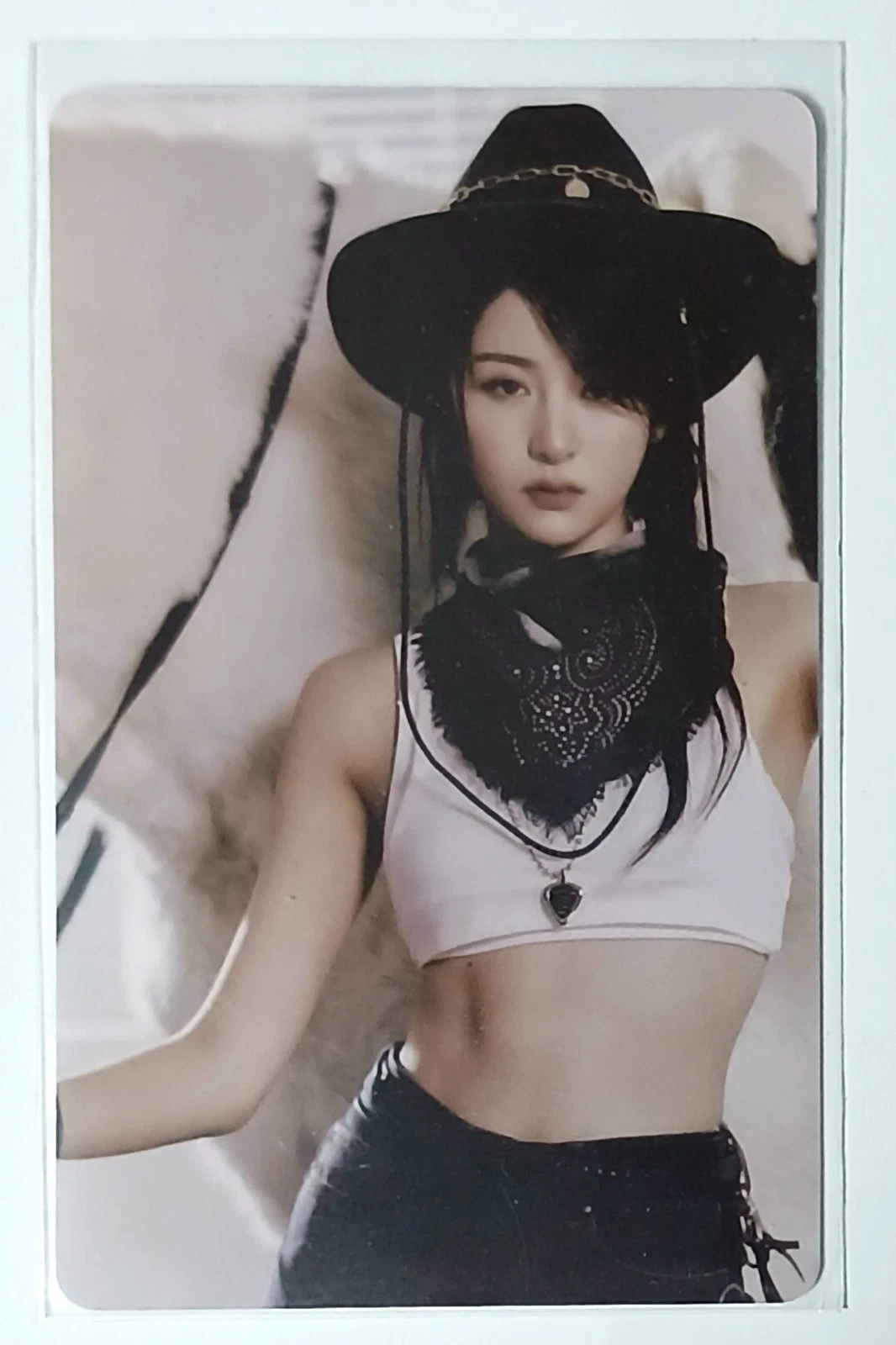 Huh Yunjin - UNFORGIVEN POB photocard photocard