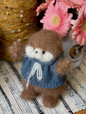 Einzigartiger handgestrickter Otter aus Wolle mit blauem Pullover 