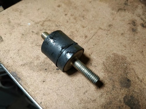 1x BMW M50 M52 M54 S52 ZYLINDERKOPFHAUBE GUMMILAGER HALTERUNG 11121730356