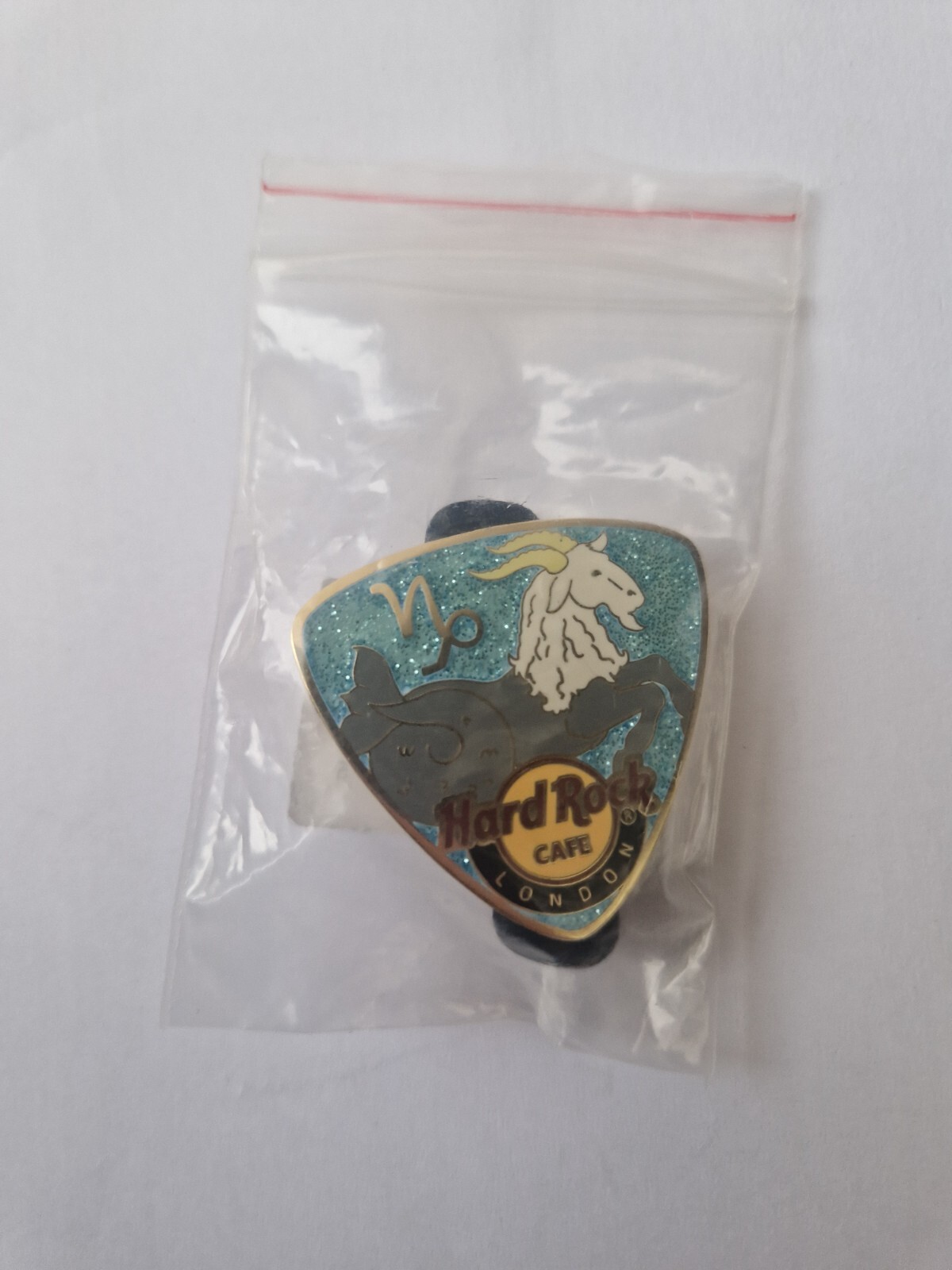 OFFICIAL HARD ROCK CAFE LONDON HRC ZODIAC CAPRICORN GUITAR PICK PIN BADGE