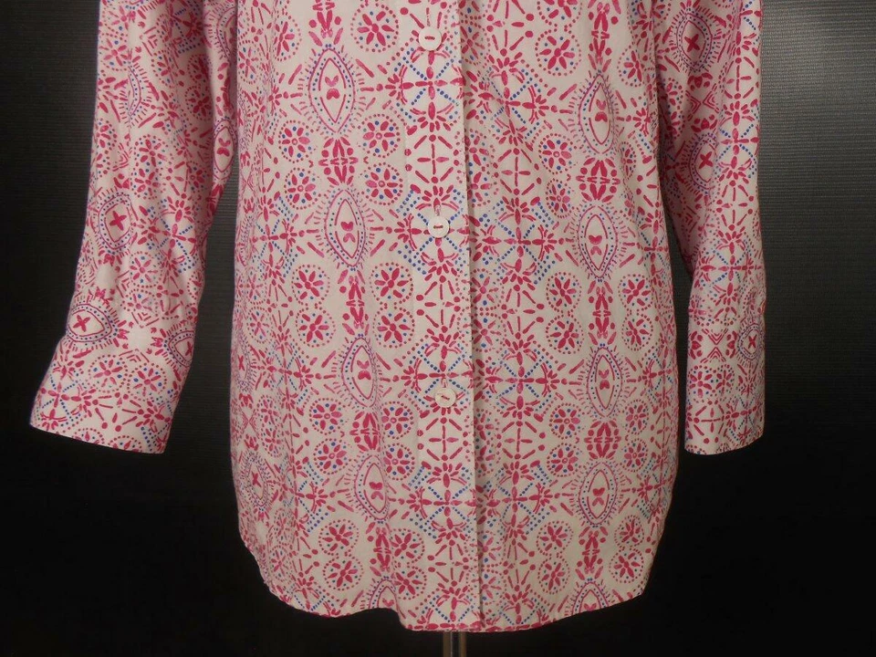 Hermosa Blusa Para Mujer Grande Foxcroft Rosa Geométrica Manga Larga Botón Foto 3 de 4