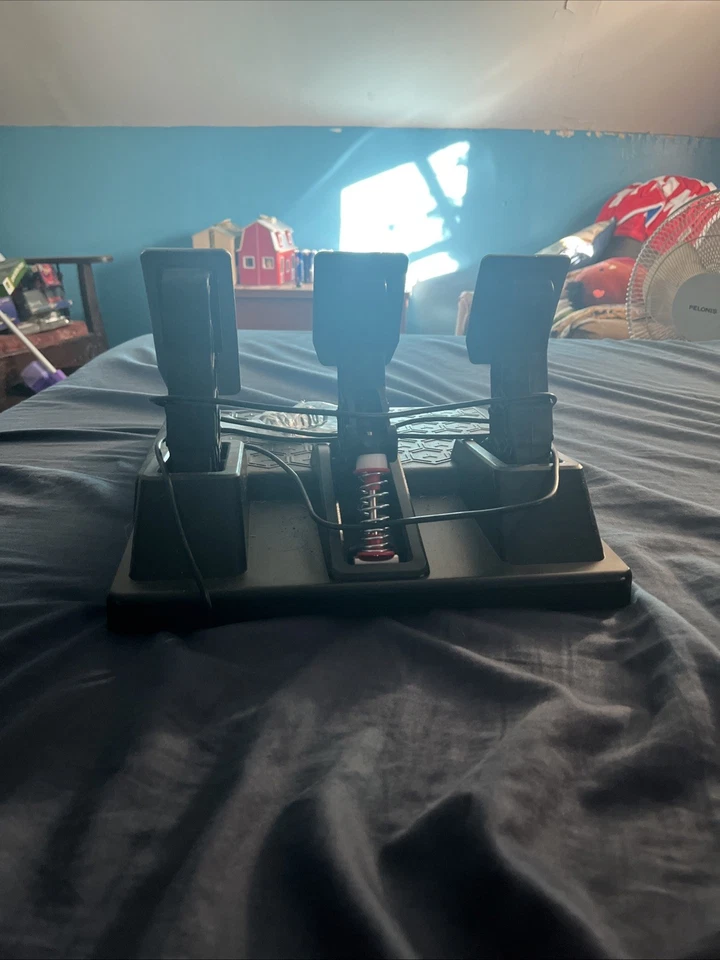 Pedales de carreras Thrustmaster T-3PM compatibles con PS5, PS4, Xbox Series X|S Foto 2 de 4