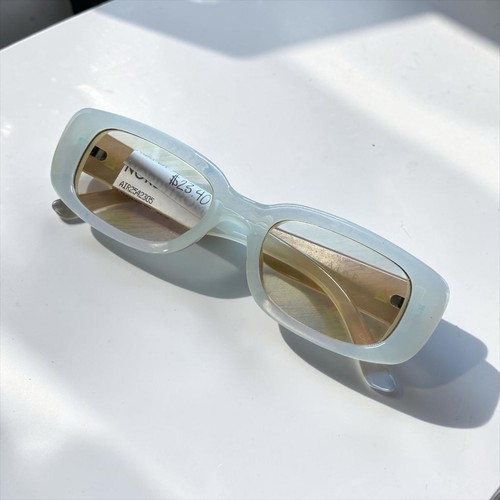 Lunettes de soleil carrées AIRE blanc laiteux oversize monture translucide tendance chic  - Photo 1/8