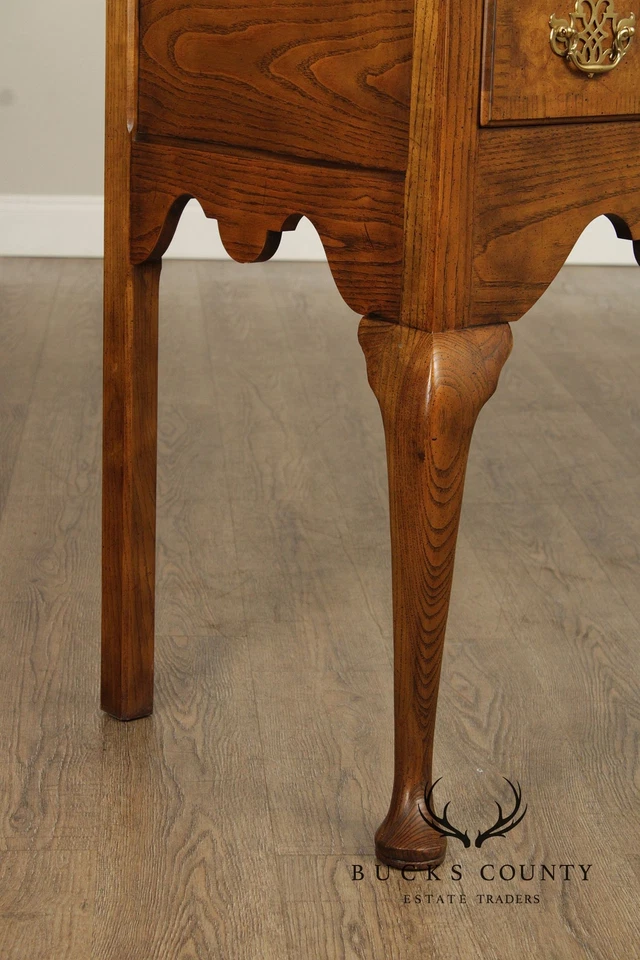 Aparador buffet tradicional Baker Queen de roble y nogal Foto 3 de 4