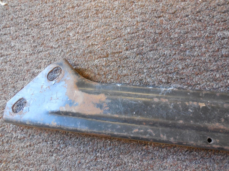 FORD MUSTANG 1965-1968 GUARDABARROS DELANTERO FALDÓN A TABLERO SOPORTE Foto 2 de 4